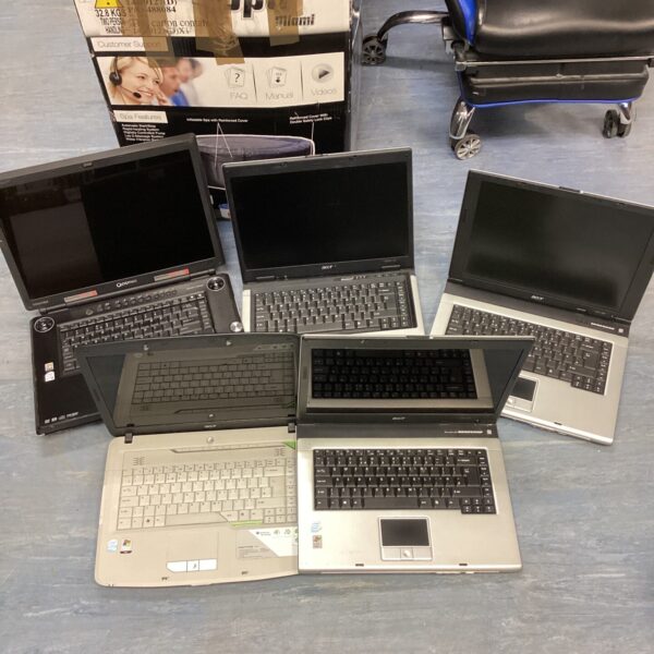 Vintage Acer laptop presented for collectors and restoration.