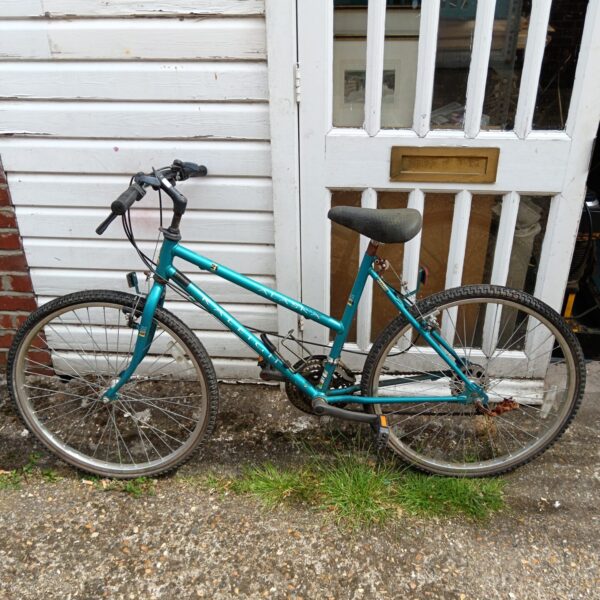 Vintage Raleigh Alaska ladies bicycle in good condition.