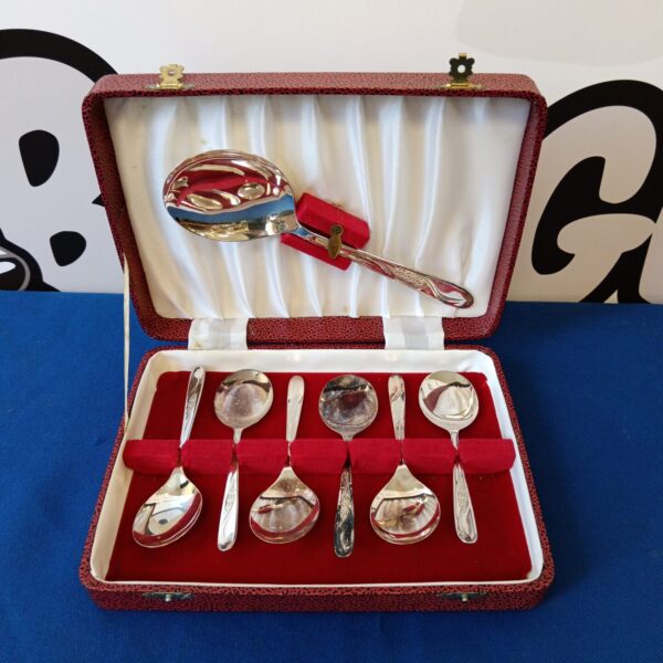 Vintage cased set of silver plate dessert spoons.
