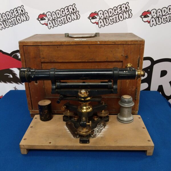 Vintage architect's level No.9976 in wooden case, antique surveying instrument.