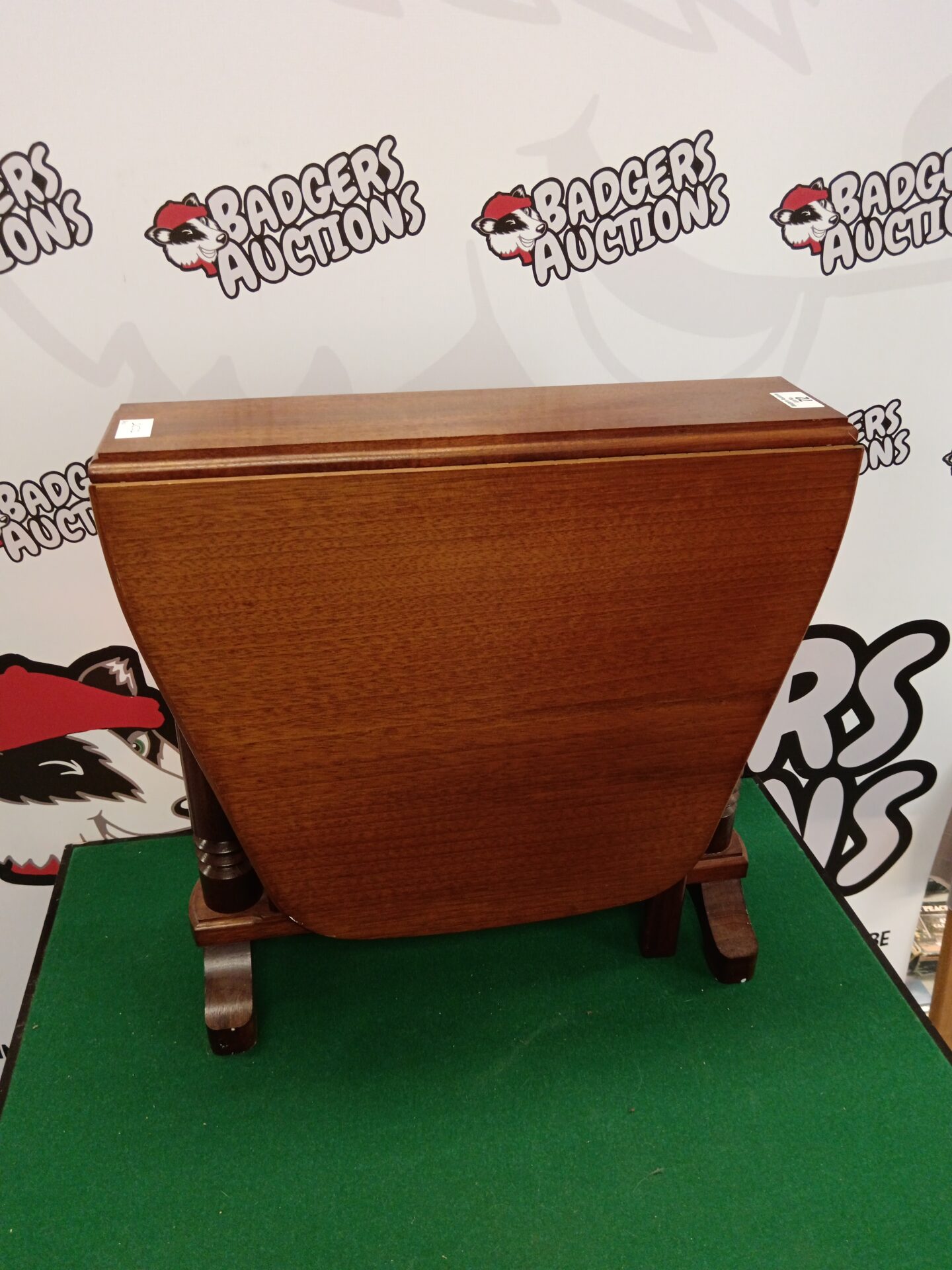 072 Small Peter a poil gate leg table