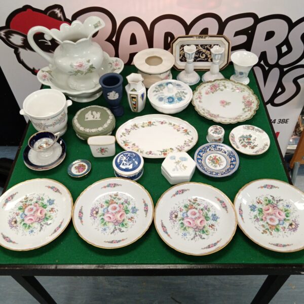 Overview of mixed porcelain and china lot with vintage pieces.