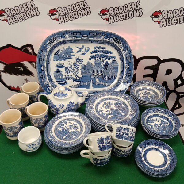 A 39-piece collection of vintage willow pattern china.