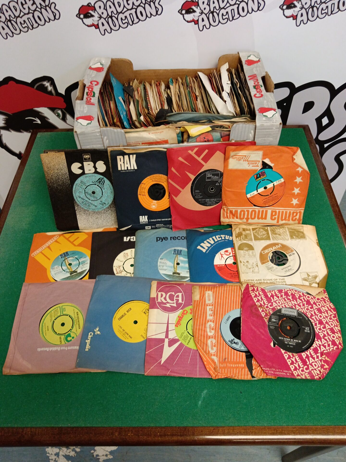 136 Collection of 7″ single vinyl records