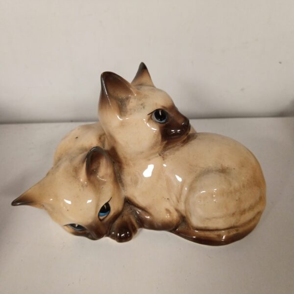 Vintage Beswick porcelain kitten ornament, detailed animal figurine.