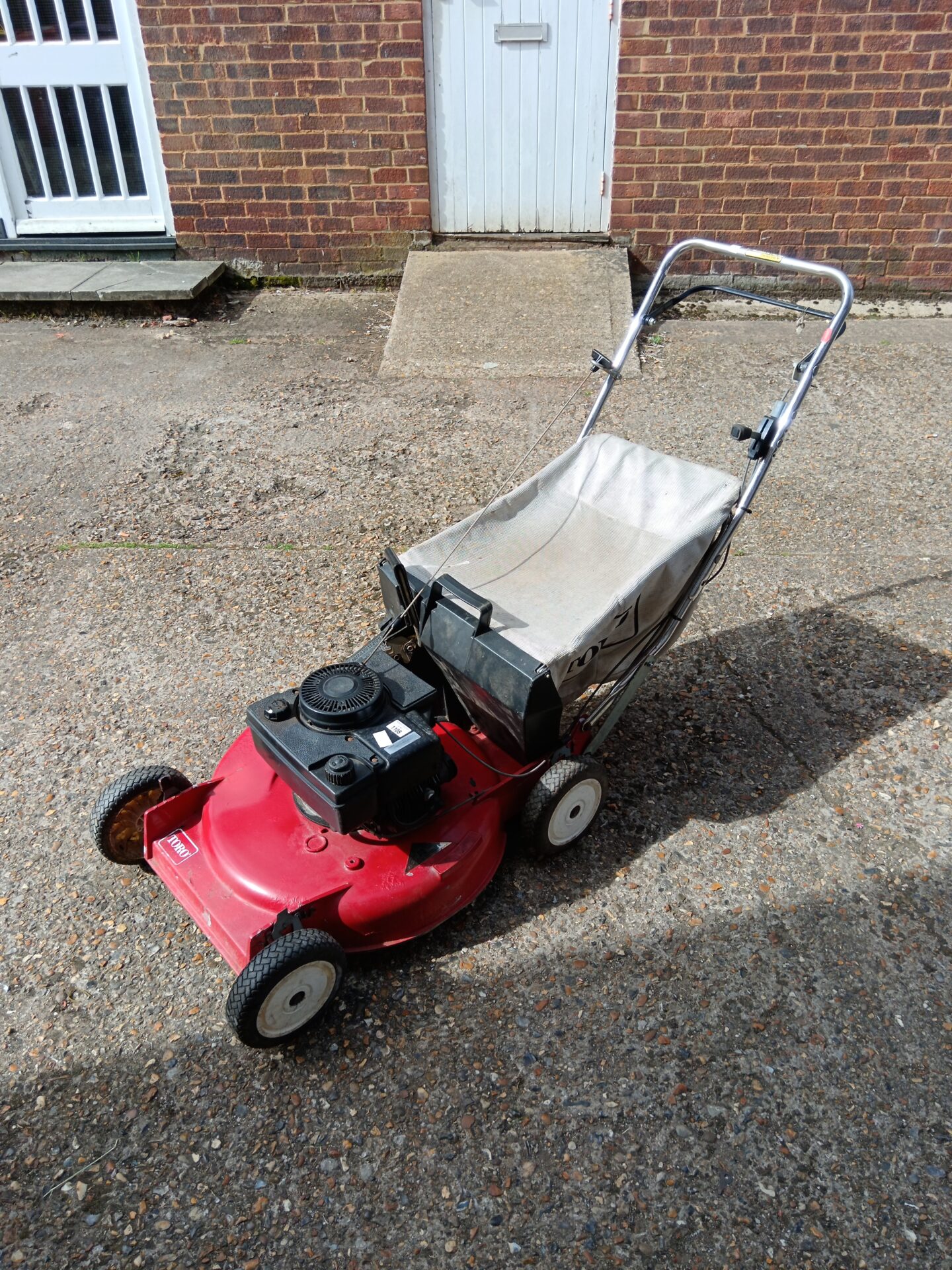 1108 Red Toro petrol lawnmower working