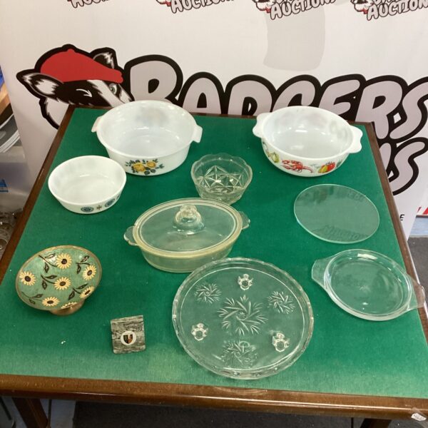 Vintage Pyrex oven dishes with floral patterns for kitchen use.