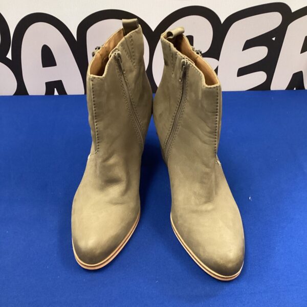 Women's leather ankle boots by Pur Una, size 8.