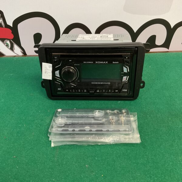 Xomax XM-2CDB620 car stereo with CD player and Bluetooth.