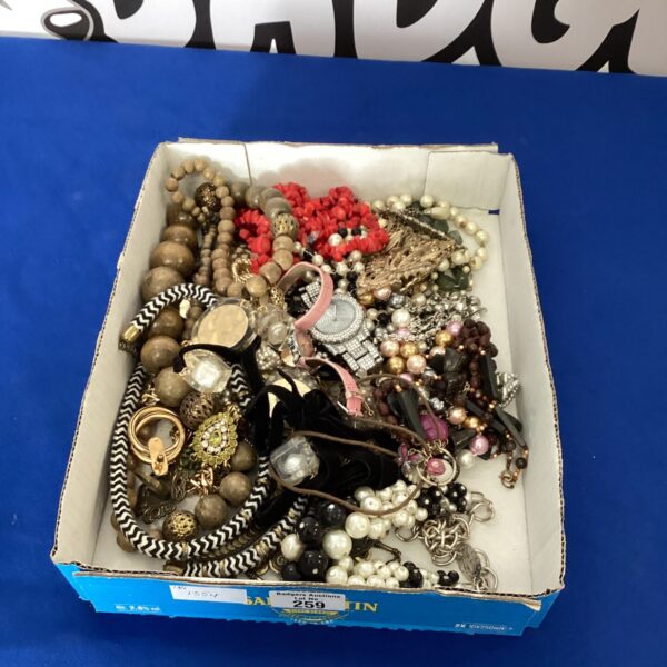 Tray of mixed vintage and costume jewellery pieces.
