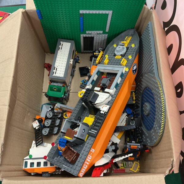 Overview of a large Lego and Ninjago assorted lot.