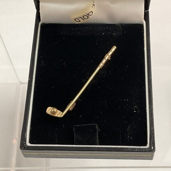 Vintage 9ct gold golf club brooch, detailed sporting jewellery.