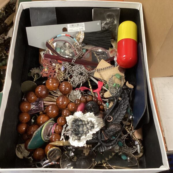 Mixed lot of colourful costume jewellery and beaded necklaces.