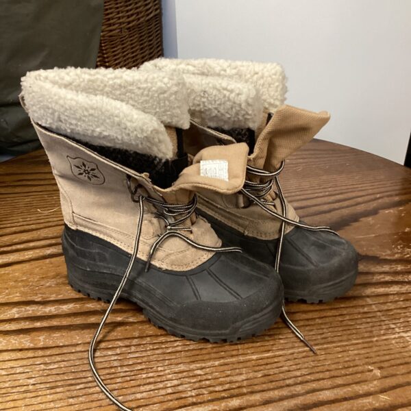 Fleece lined snow boots size 4 for winter weather.