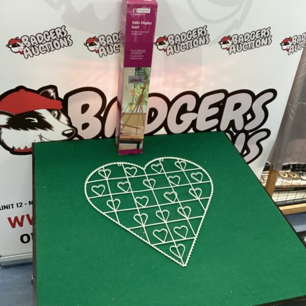 Table display easel with a heart-shaped metal frame for advertising.