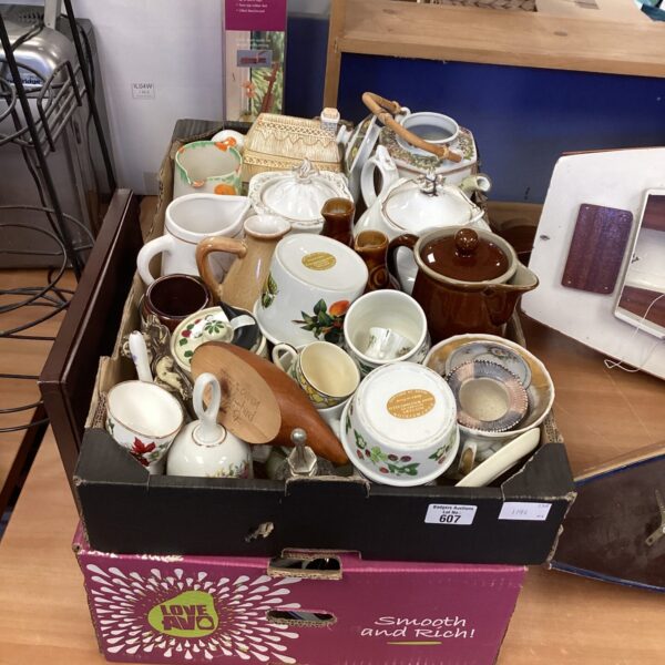 Overview of a mixed china lot with vintage teapots and ceramics.