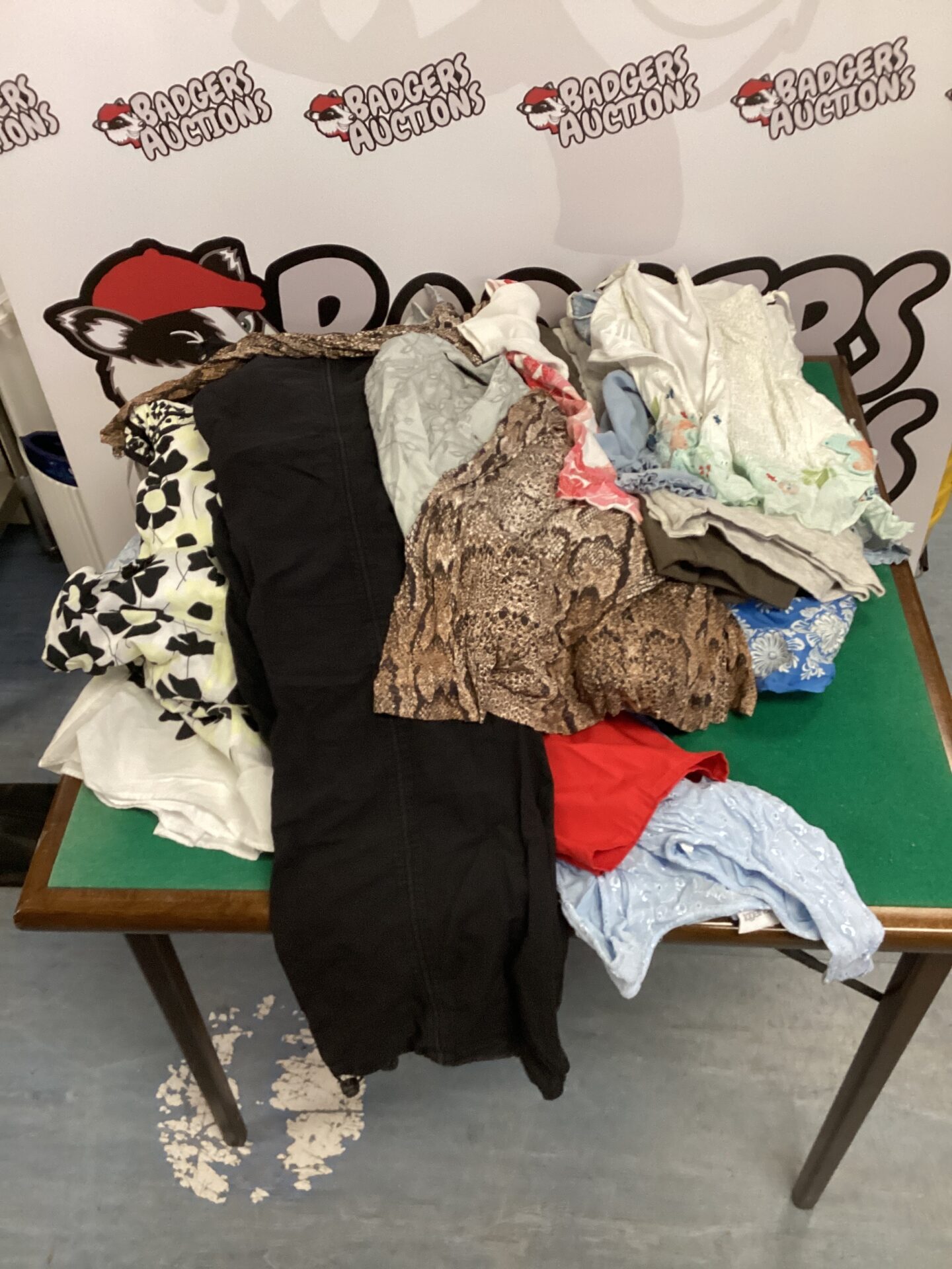 543 Bag of mixed ladies dresses, trousers & tops