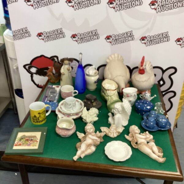 Mixed lot of vintage collectibles including ceramic chickens.