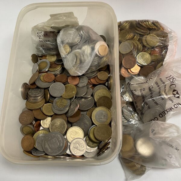 Mixed lot of UK assorted coins in a plastic tub.