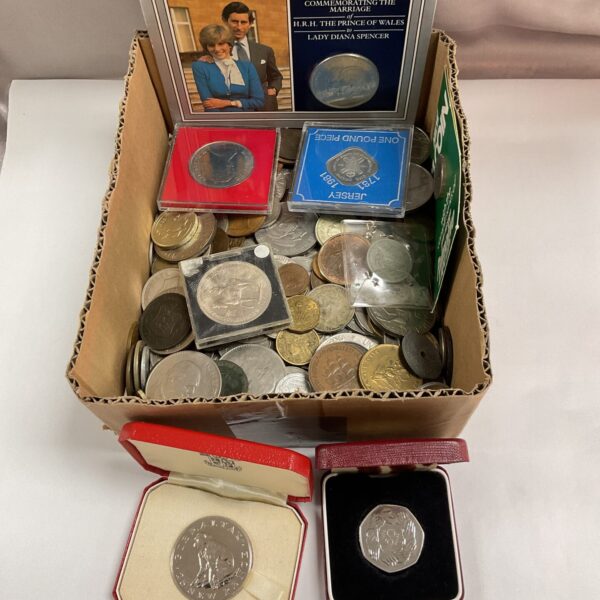 Mixed lot of commemorative coins including Diana Spencer coins.