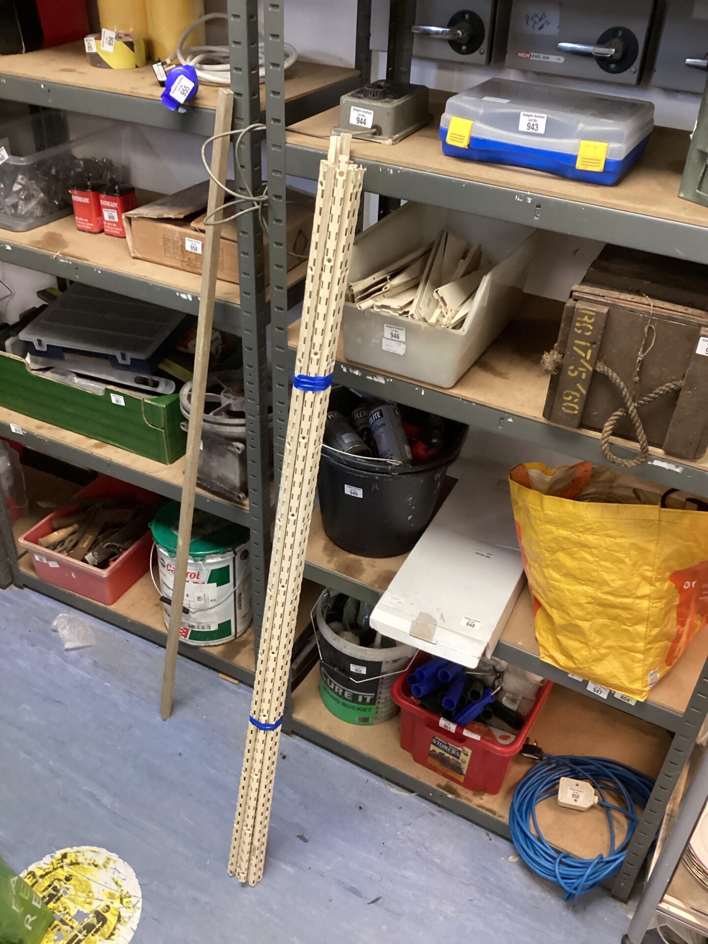 932 Garage Shelves brackets and arms