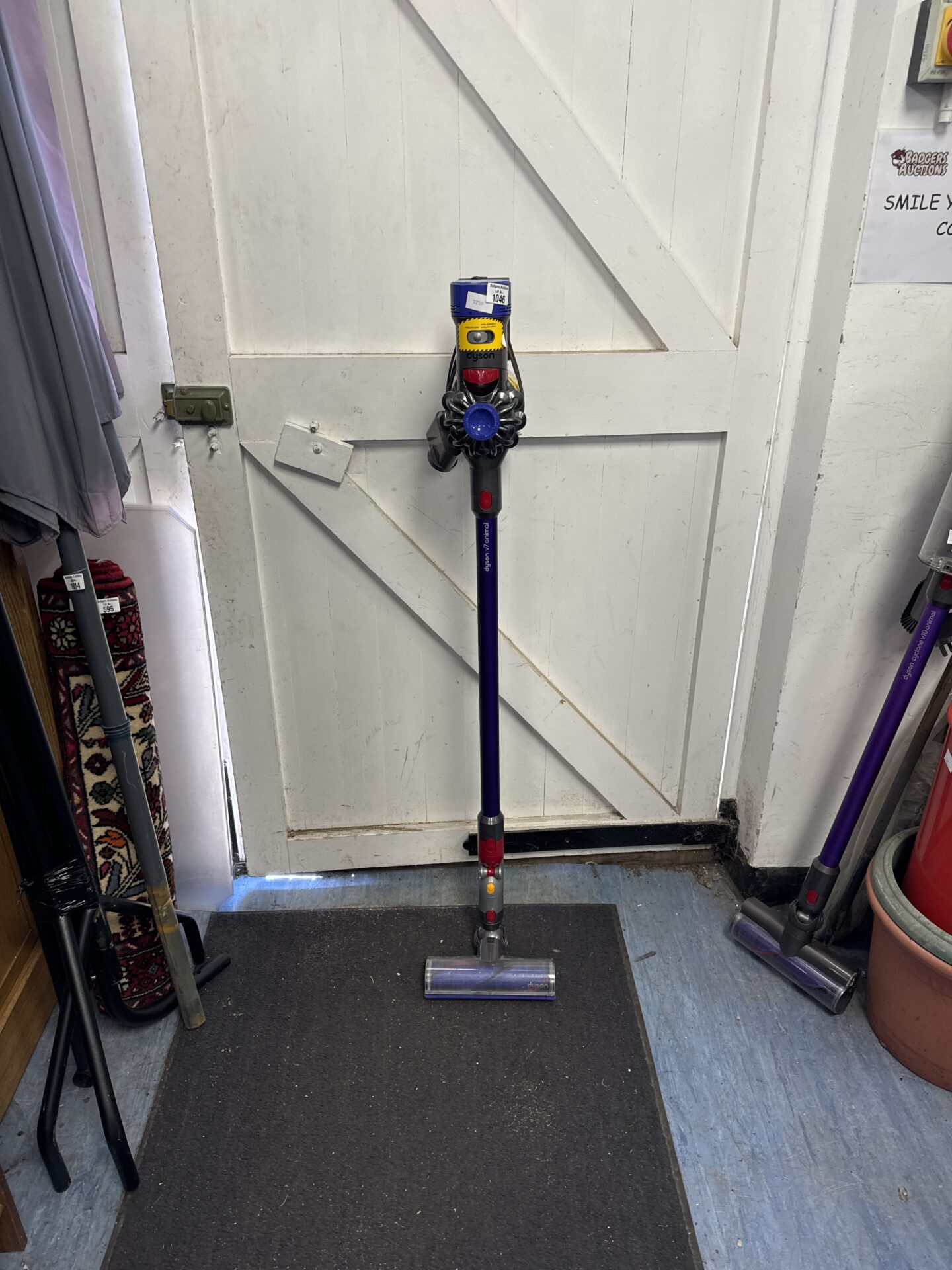 1046 Dyson v7 animal cordless hoover with charger – working