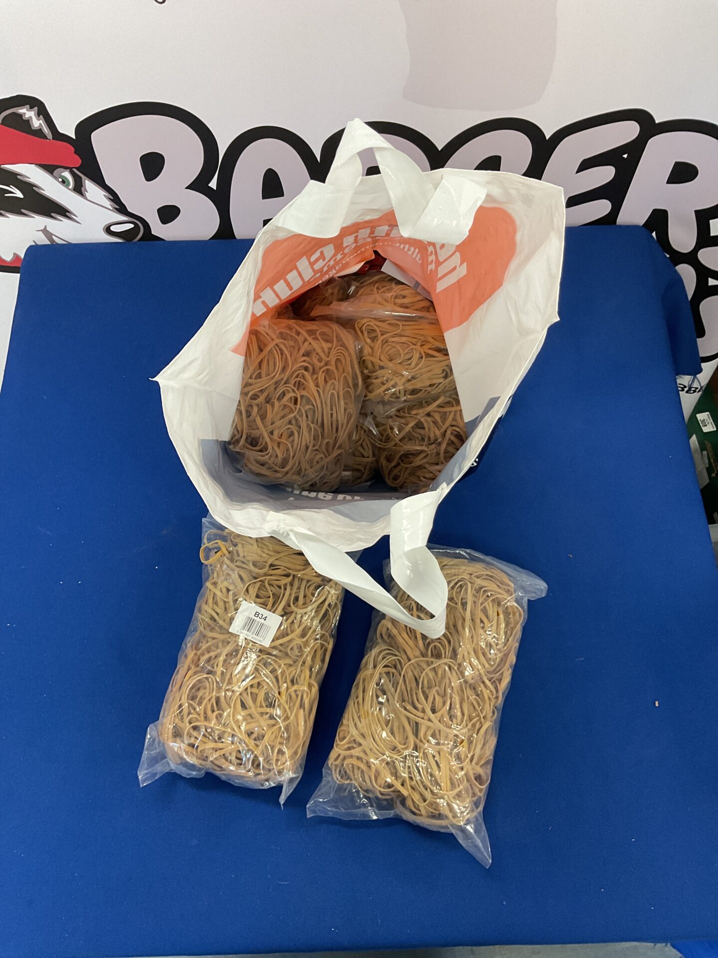 414 Several bags of elastic rubber bands