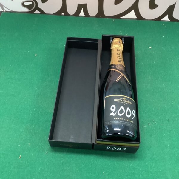 Moet Chandon 2009 Champagne in presentation case, luxury vintage