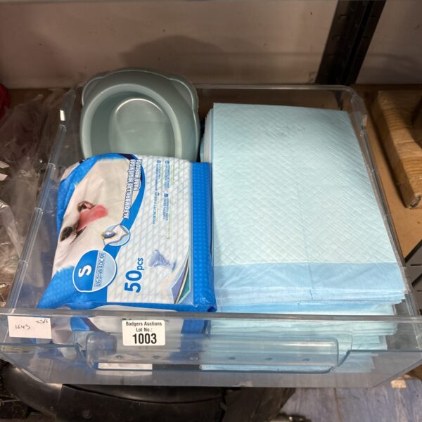 Tray of 50 absorbent pet training pads for dogs and puppies.