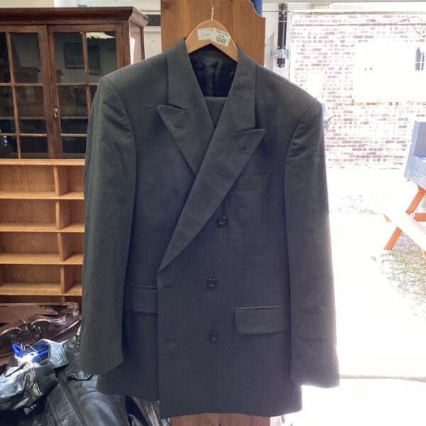 Medium sized Guy Laroche men's suit, classic tailored style.