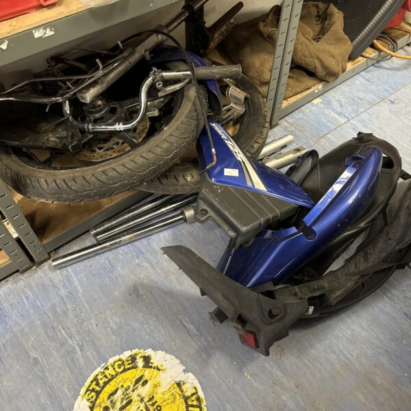 Yamaha YBR 125 parts selection including forks and wheel.