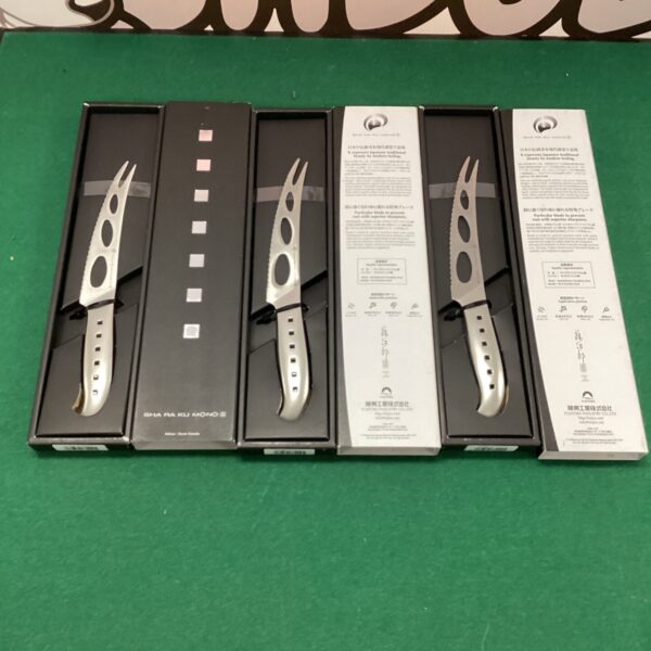 Sha Ra Ku Mono Japanese chef knives, a lot of three meat knives.