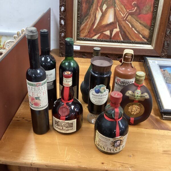 Mixed wine and spirit lot with vintage bottles and Grand Marnier.
