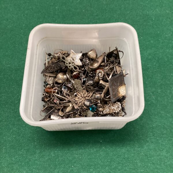 Tub of silver jewellery 328.9g gross weight