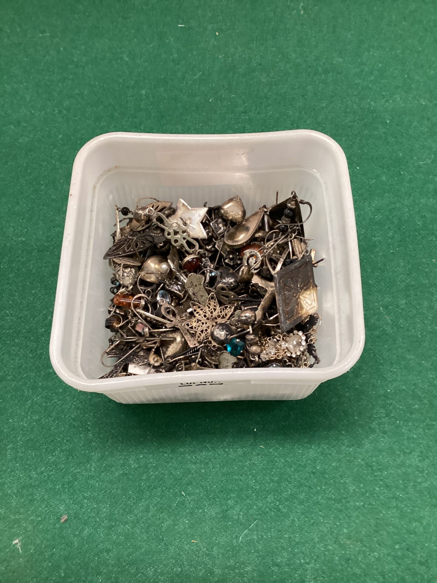 767 Tub of silver jewellery 328.9g gross weight