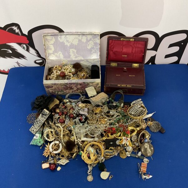 Mixed lot of vintage costume jewellery including brooches and earrings.