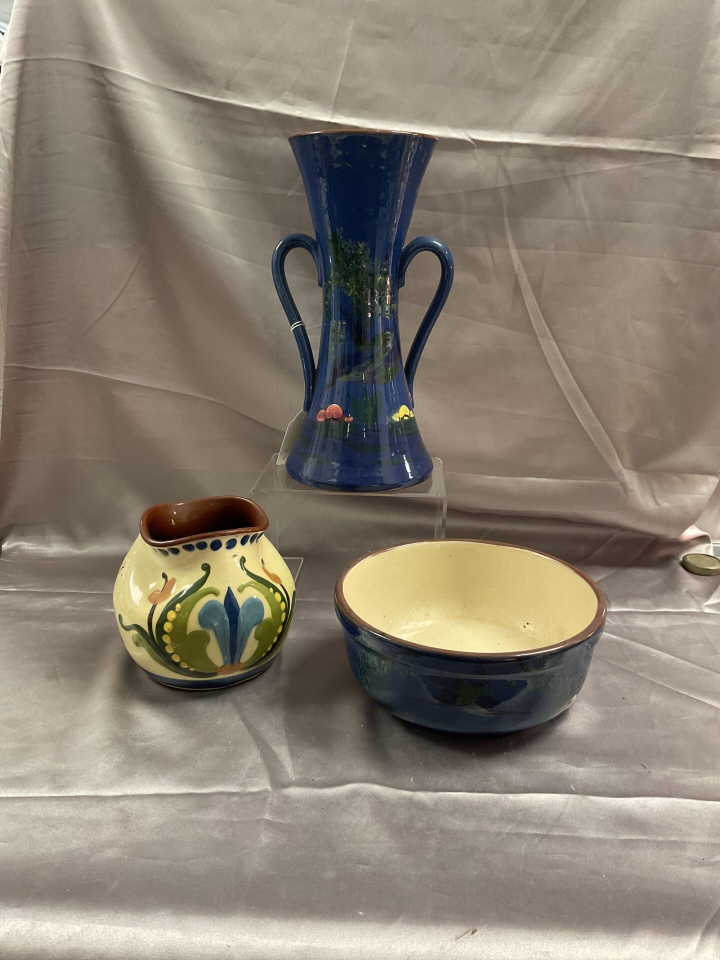 903 selection of torquay ware inclyding kingfisher pattern vase & bowl