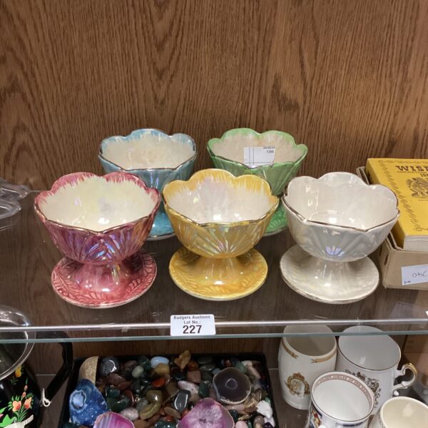 Lot of five vintage Kensington fruit bowls in vibrant colours.