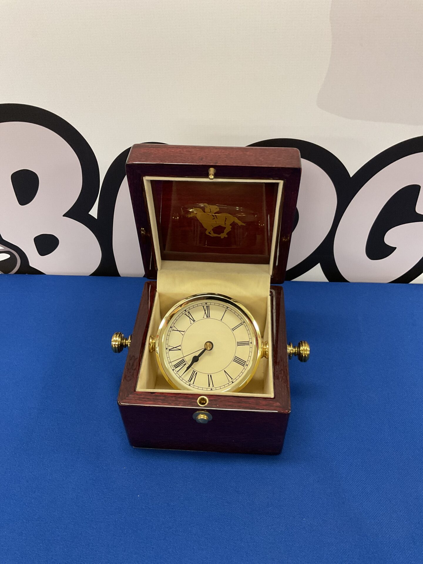 021 Horse racing quartz clock in case