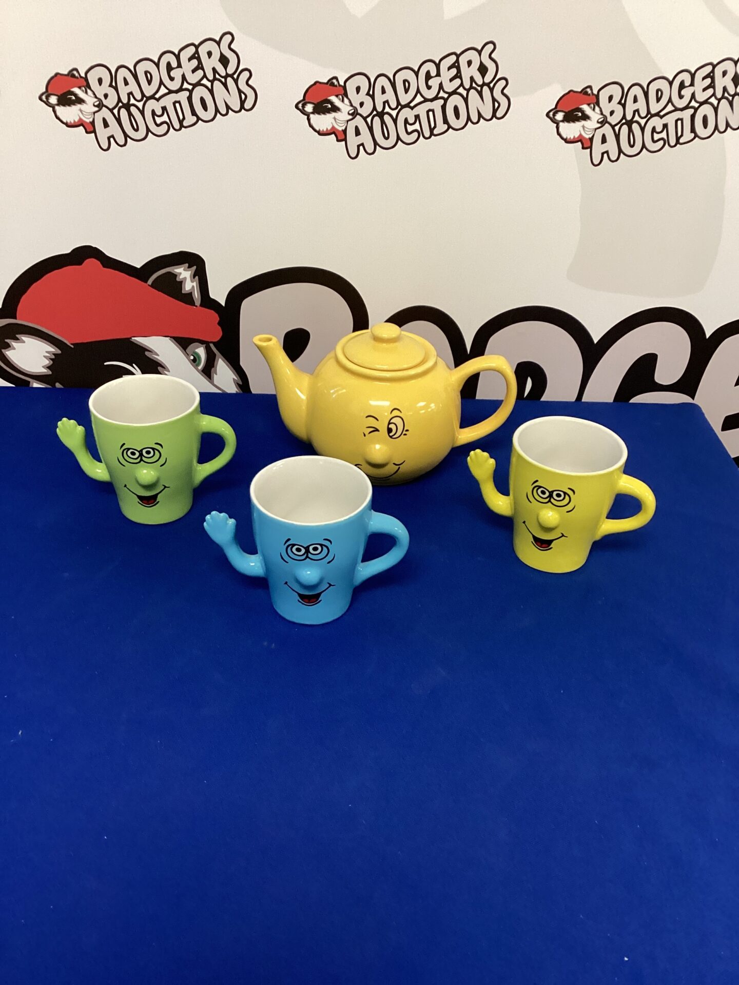 288 Essence Stoneware Mugs with Tea Pot