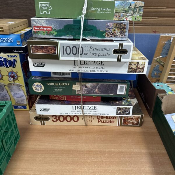 Bundle of jigsaw puzzles including Gibsons and Cobble Hill brands.