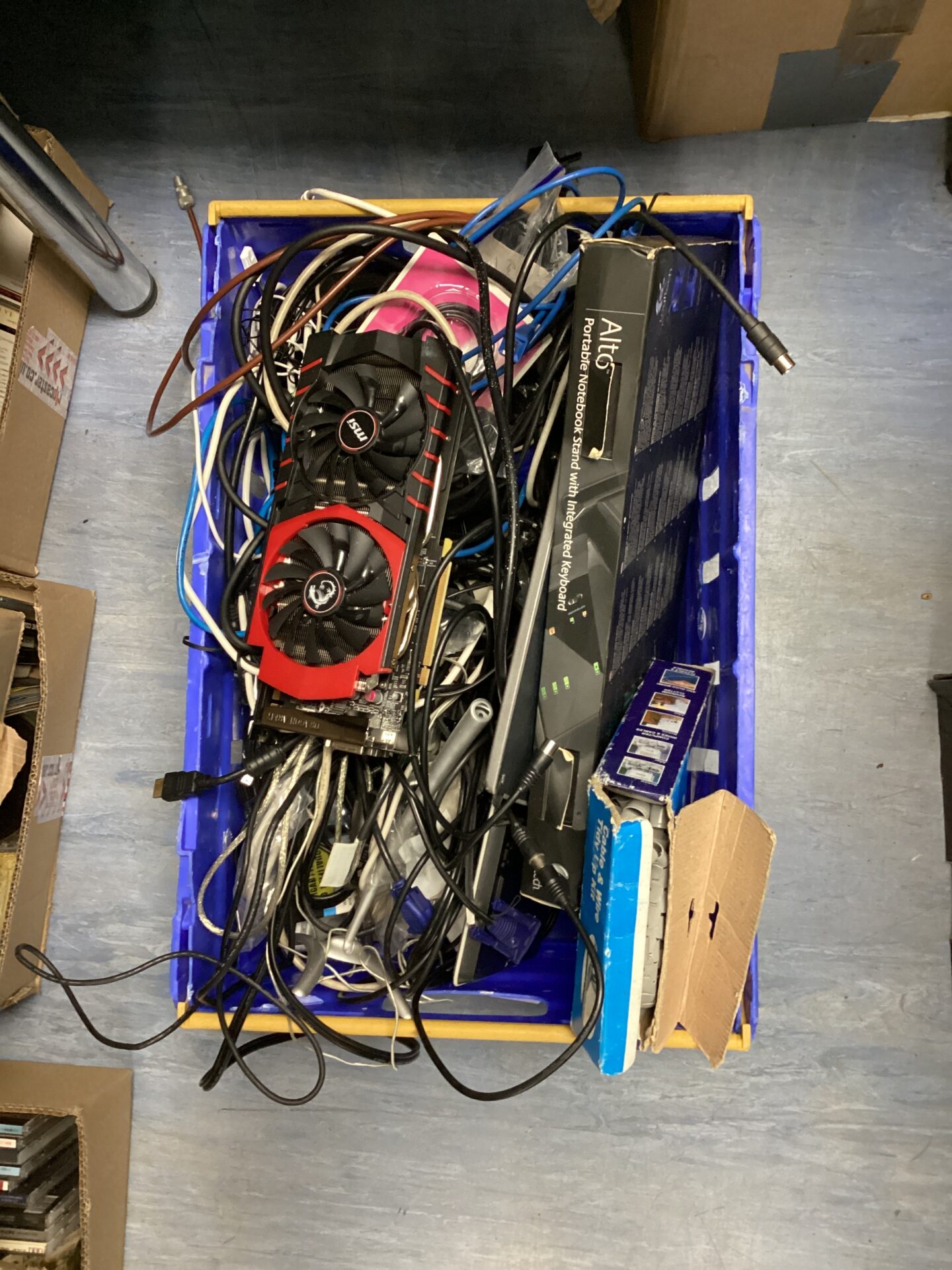 114 Collection of electronics, cables and accessories