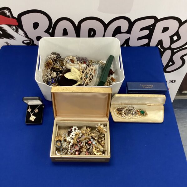 Costume jewellery lot with vintage jewellery boxes and beaded necklaces.