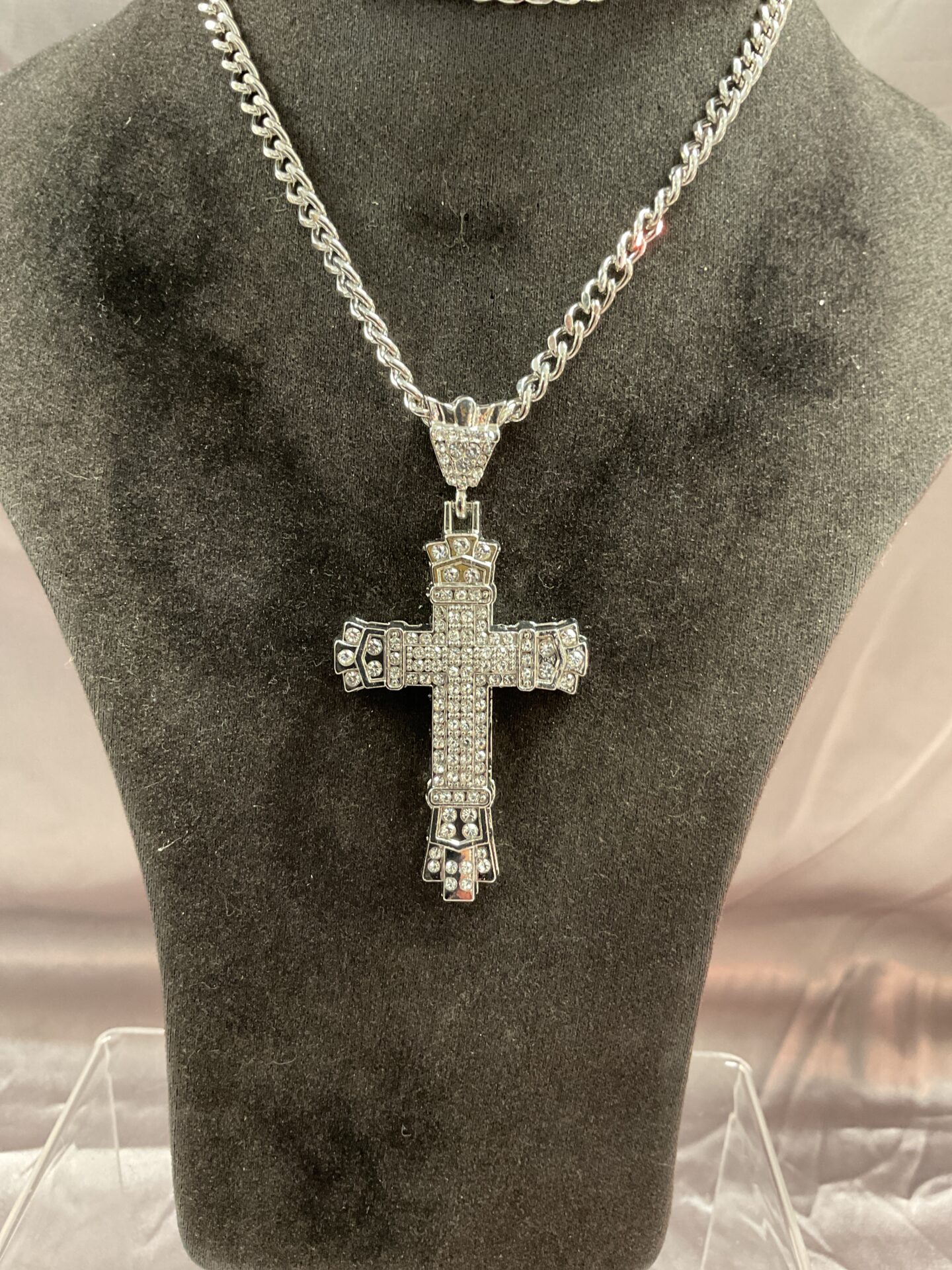 839 Silver Tone Diamonte Crucifix 22” Necklace
