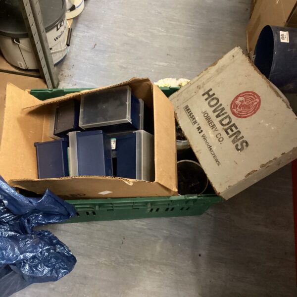 Mixed lot of Howden screws and assorted hardware for DIY projects.