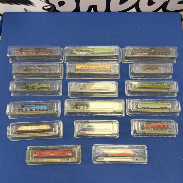 Vintage OO gauge train models in a lot for collectors.