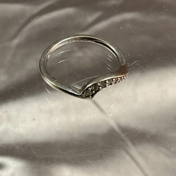 Sparkling 9ct white gold diamond ring, size M.