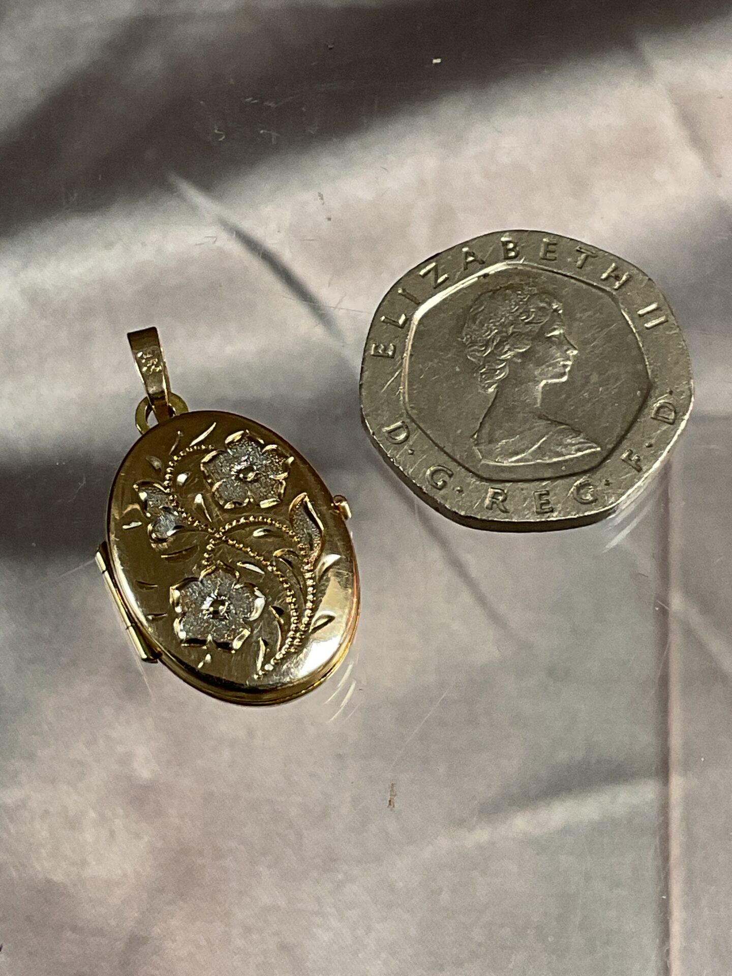 889 fully hallmarked 9ct gold floral locket
