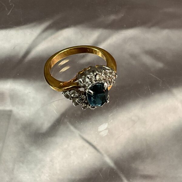Vintage sapphire and yellow metal cocktail ring, size L.