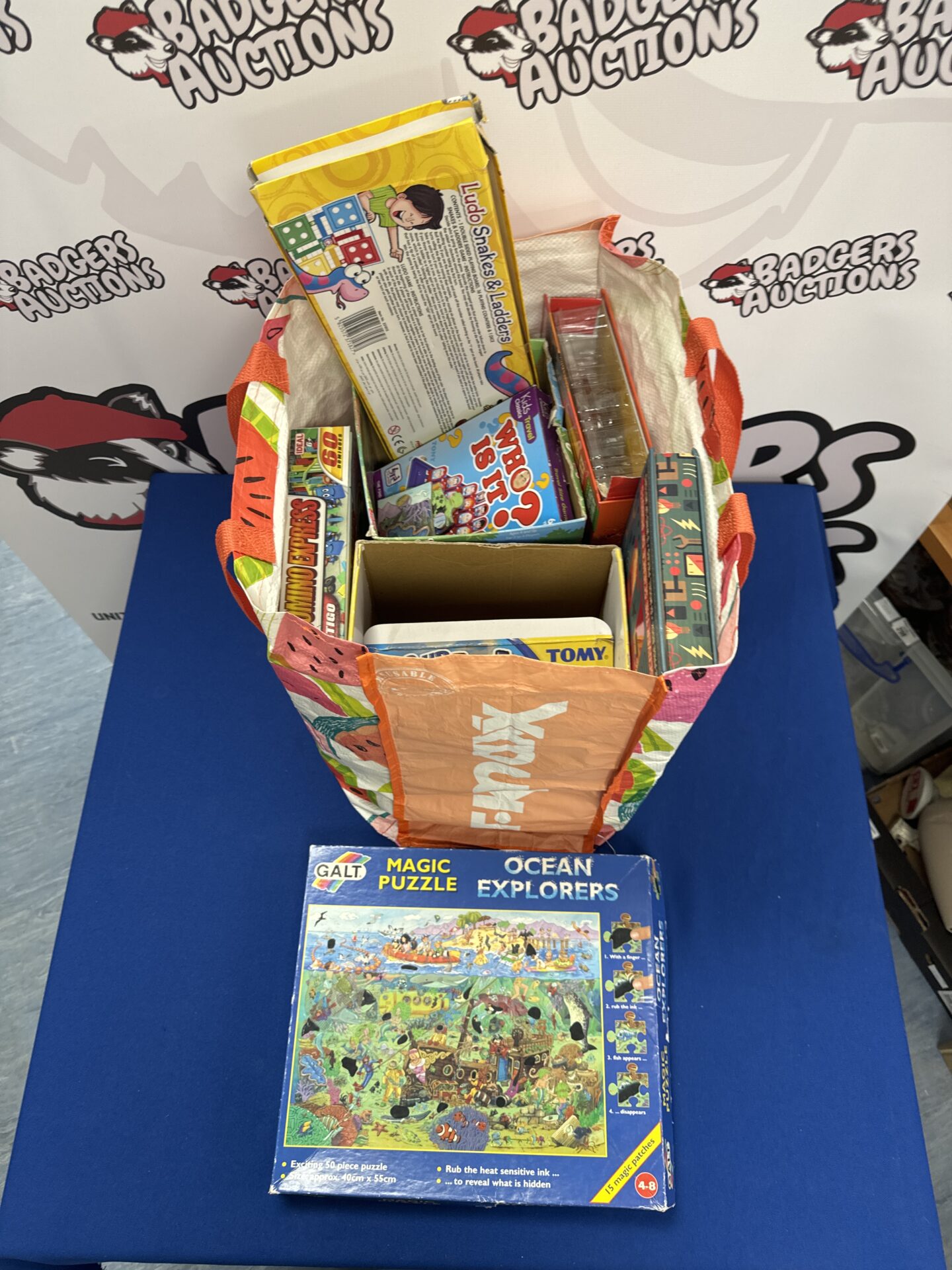 086 Selection of board games & puzzles